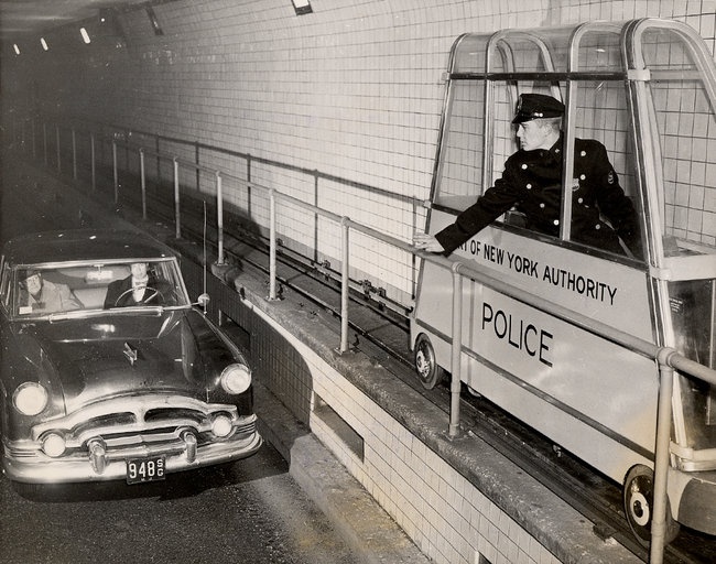 1954. Holland alagút, New York. A keskeny járdához méretezett rendőrségi sinautó..jpg