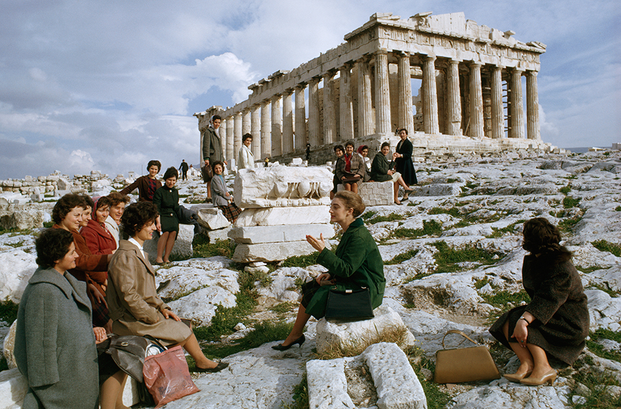 1963. Görög emigránsok utoljára az Akropolisznál, mielőtt útnak indulnak Ausztráliába..jpg