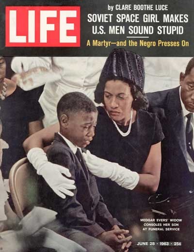 1963. Medgar Evers fia és özvegye a LIFE címlapján. Az emberjogi harcos merénylet áldozata lett, csakúgy, mint Martin Luther King..jpg