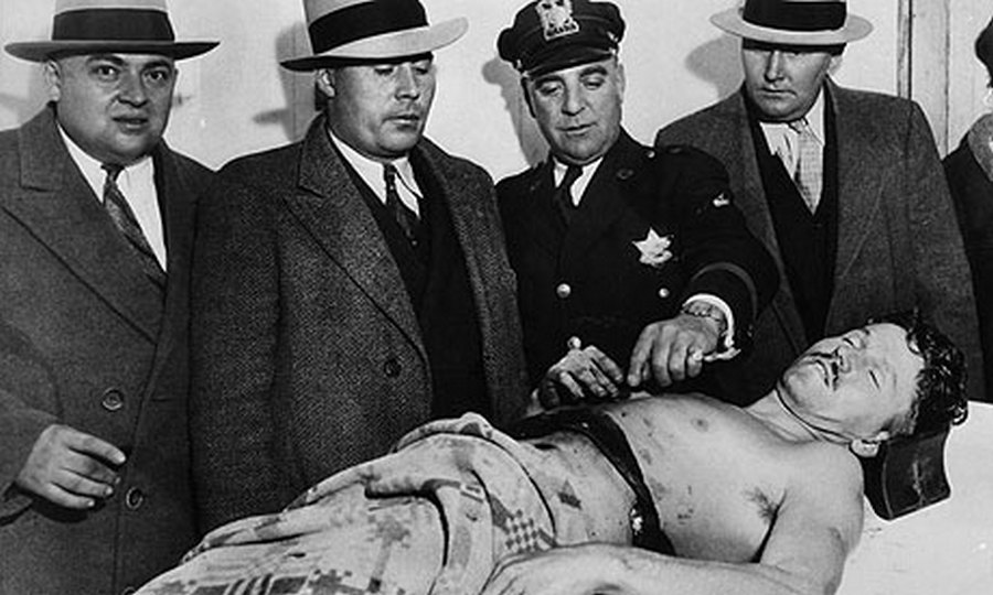 1934. Baby Face Nelson a halottasházban meggyilkolása után..jpg