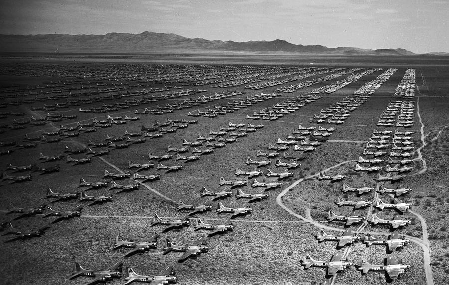 1946. március. Öt négyzetmérföldön több, mint 7000 bombázó, vadászrepülő és kiképzőgép vár megsemmisítésre a második világháború után Arizonában, USA..jpg