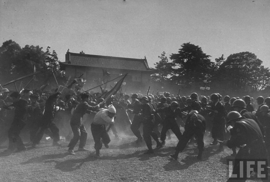 1952. május 1. Japán randőrök csapnak össze kommunista, amerikaellenes diákokkal a Császári Palota előtt..jpg