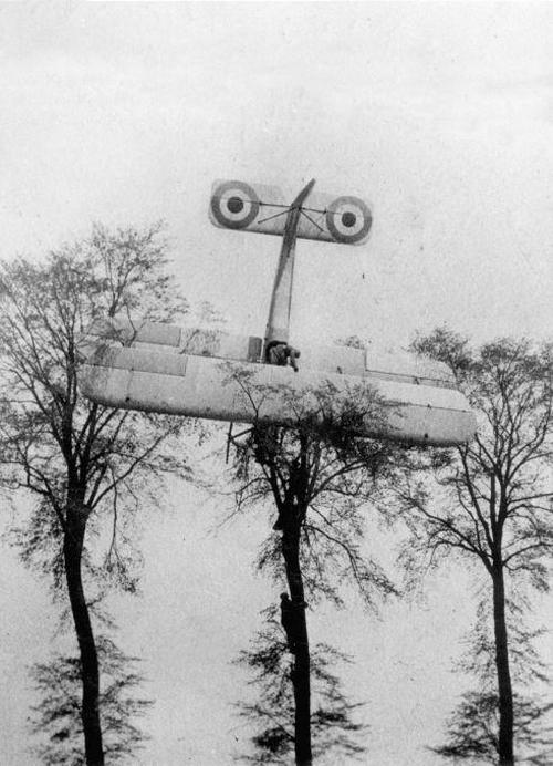 1915. Francia pilóta félresikerült landolása Brüsszel közelében, miután sikertelenül támadott egy német léghajót..jpg