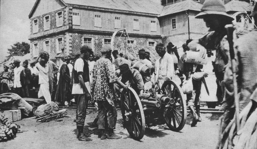 1916. Brit csapatok és benszülöttek készülnek megtámadni Német Kamerunt. Freetown, Sierra Leone, Afrika..jpg