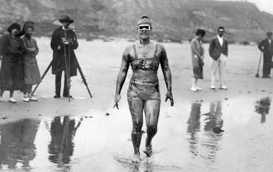 1926. Gertrude Ederle amerikai olimpiai bajnok úszónő, aki 20 évesen, első nőként úszta át a La Manche csatornát., 14 óra 34 perces idővel..jpg