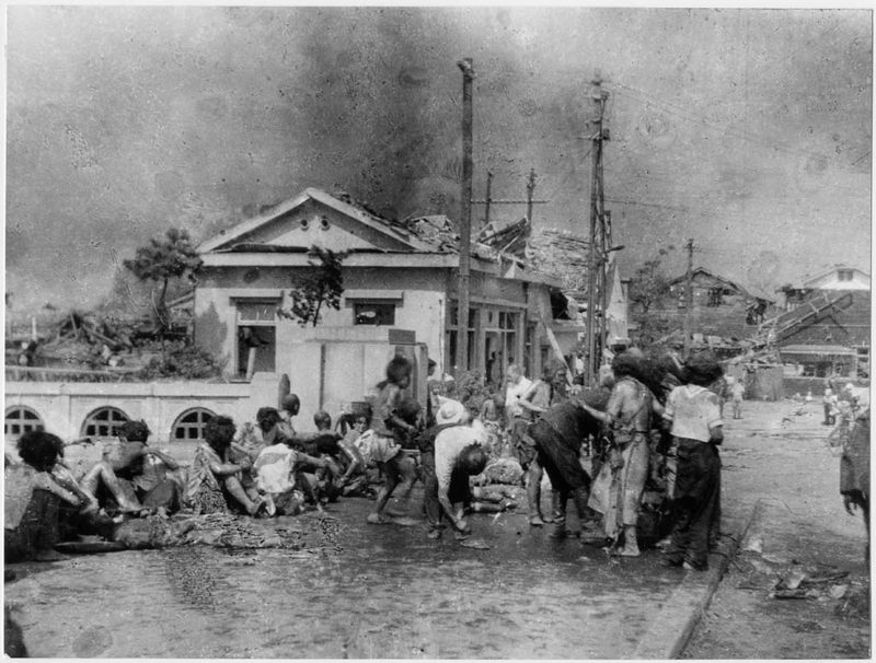 1945. augusztus 6. Hiroshimai sérült lakosok az atomtámadás után frissen égett bőrüket olajjal kenik be..jpg