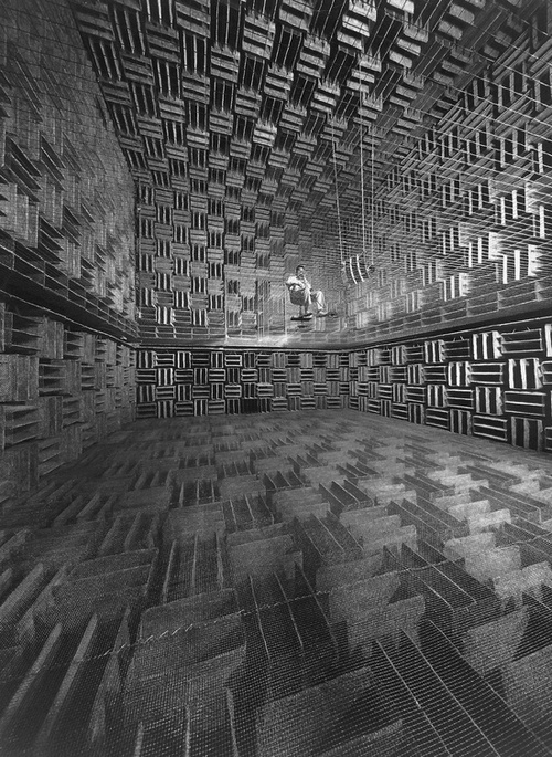 1947. A Bell Telephone akusztikus laboratórium kezdetleges süketszobája..jpg