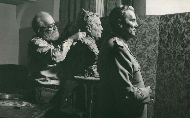 1949. Josip Broz Tito a szocialista Jugoszlávia vezetője modellt ál egy szoborhoz..jpg