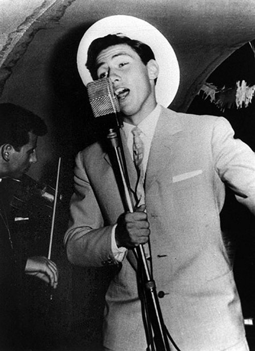 1960-as évek. Silvio Berlusconi egy olasz tengerjáró hajón dolgozott énekesként..jpg