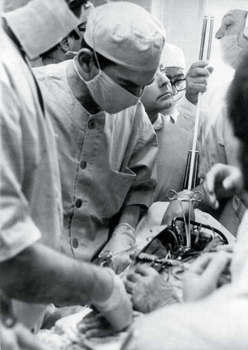 1966. A fiatal Christiaan Barnard egy kutyát operálva bizonyította be, hogy lehetséges a szívátültetés. Egy évvel később emberen is elvégezte az operációt..jpg