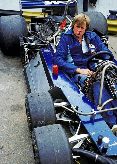 1977. Ronnie Peterson a Tyrrell P34-es hatkerekű Forma-1-es autóban..jpg