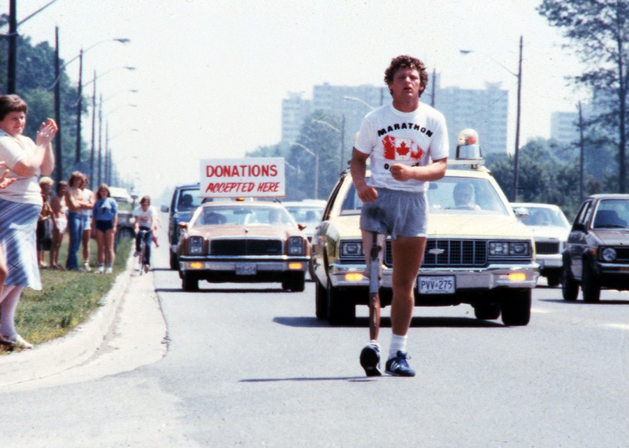 1980. A fiatal sportoló Terry Fox szeli át Kanadát műlábbal, miután csontrák miatt elvesztette lábát. Adománygyűjtő futásával a rák elleni kutatást támogatta. Sajnos nem tudta befejezni küldetését, 5300 kilométer megtétélete 23.jpg