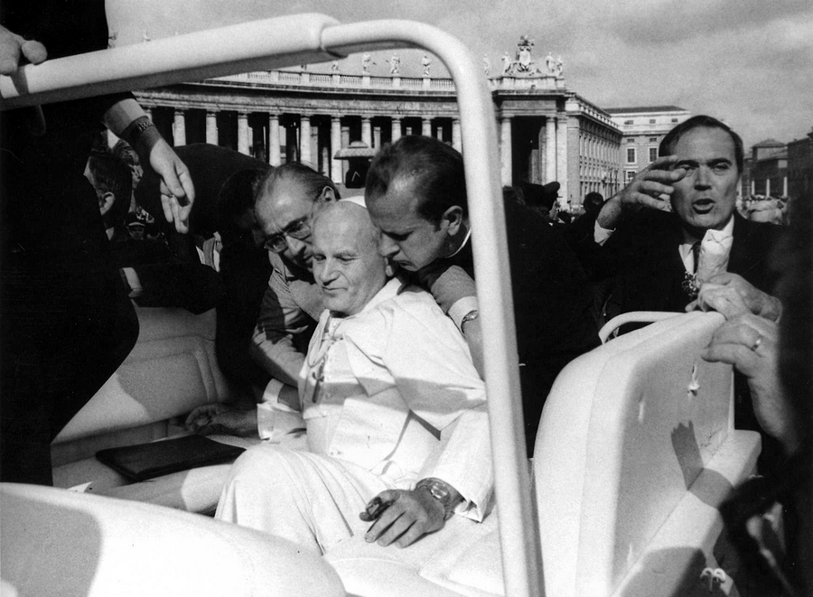 1981. május 13. II. János Pál pápa másodpercekkel az őt megsebesítő lövés után..png