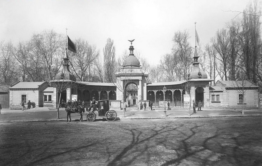 1896. A budapesti Állatkert régi főkapuja.jpg