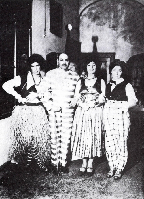 1929. Hódmezővásárhelyi álarcosbál. József Attila zulu nőnek öltözve(balról), Makai Ödön (sógora és gyámja), József Jolán és Etel (testvérei)..jpg