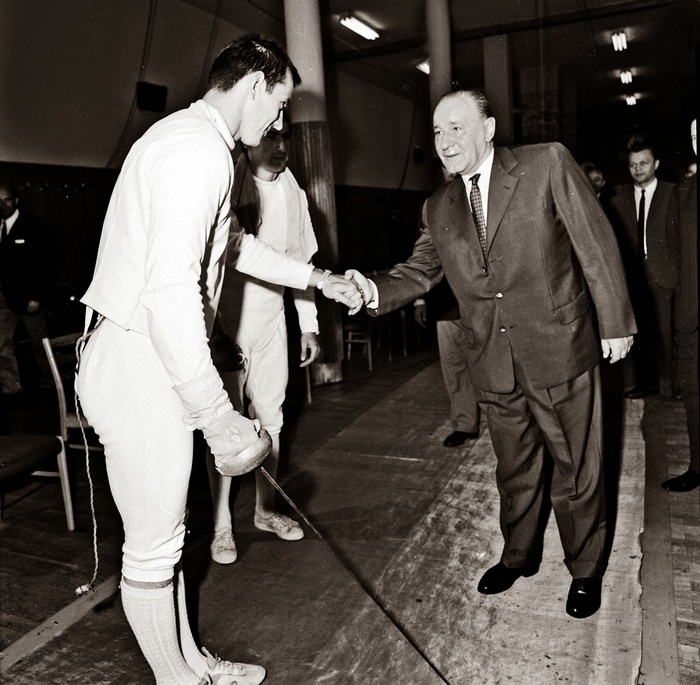 1972. Az akkor párbajtőröző, későbbi leszerepelt köztásrsasági elnök Schmitt Pál a tatai edzőtábort meglátogató Kádár Jánossal bal kézzel fog kezet..jpg
