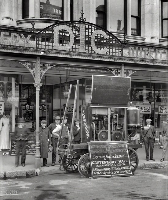 1910. Christchurch, Új-Zéland. Porszívóbemutató az egyik áruházban..jpg