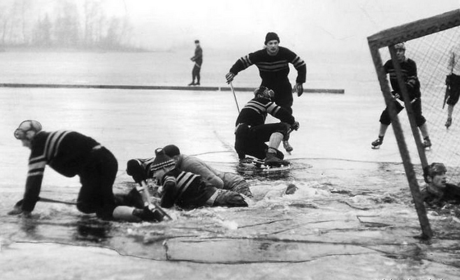 1959. Svédország. Félbeszakadt a sokadosztályú jégkorongmeccs..jpg