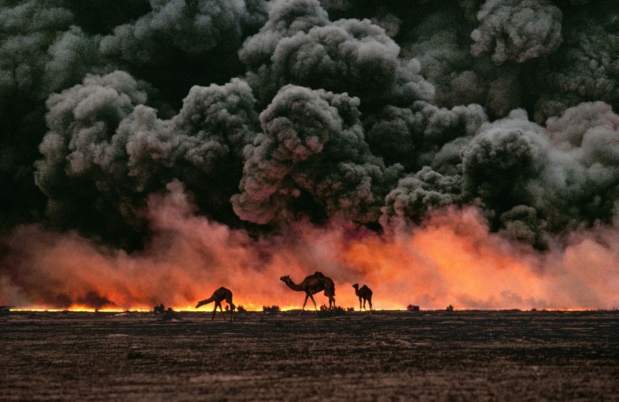 1991. Tevék, a háttérben a - visszavonuló iraki csapatok által felgyújtott - Al-Ahmadi olajmező Kuvaitban..jpg