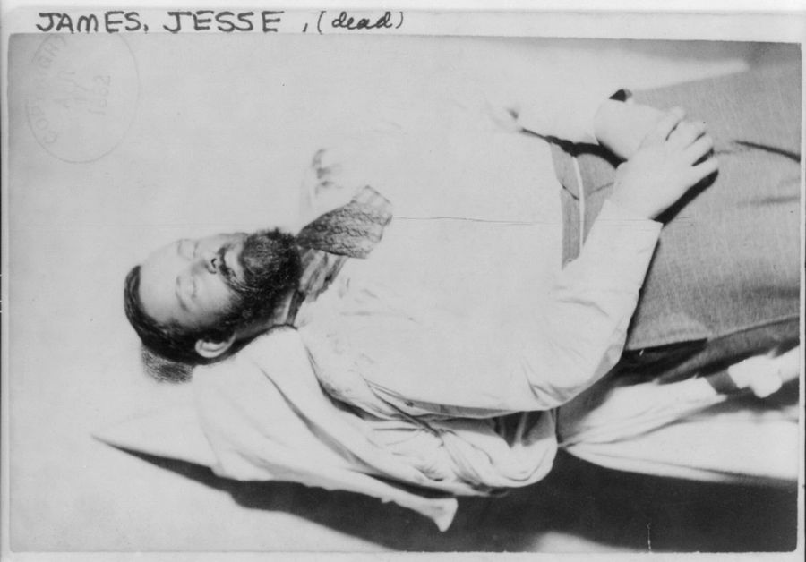 1882. Jesse James a hírhedt bandita a temetésére felkészítve. Egyik embere lőtte le a 10 ezer dolláros vérdíjért..jpg