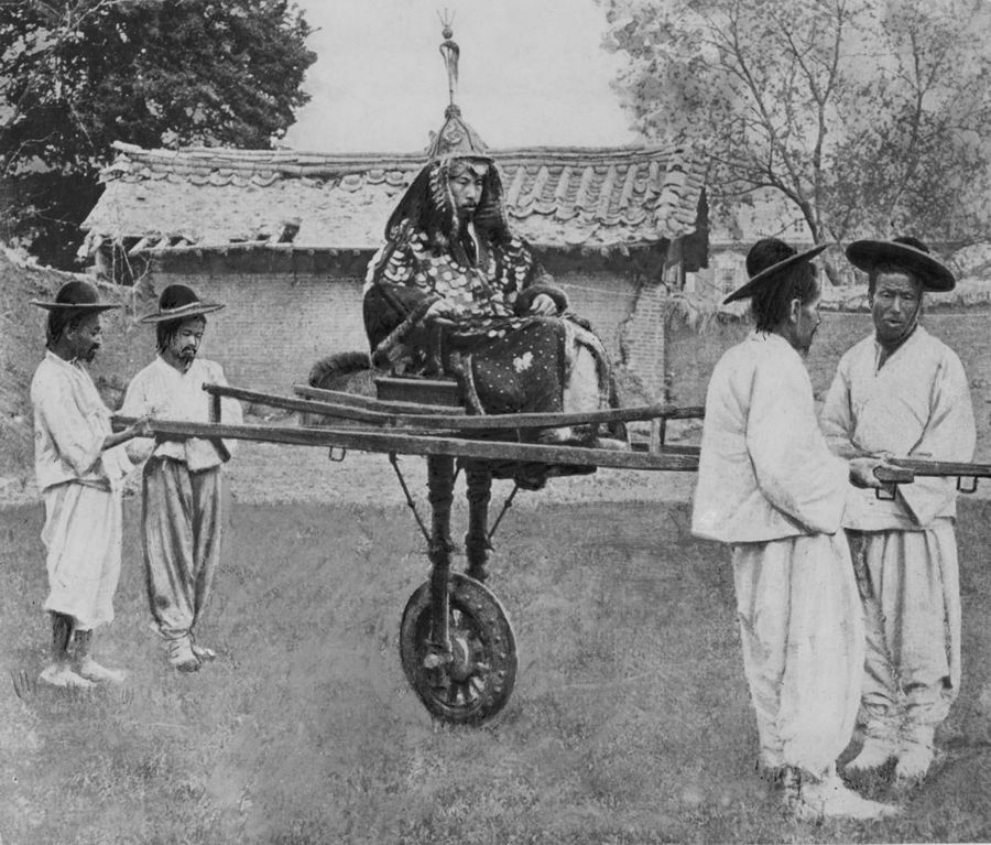 1900 körül. Koreai nemesember és hordozói..jpg