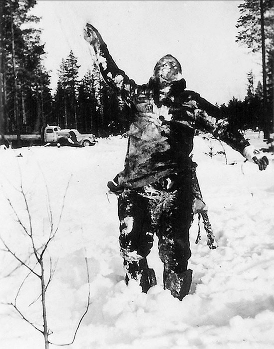 1939. A szovjet-finn háborúban, finn katonák egy megfagyott szovjet katona holttestét állították fel pszichológiai hadviselés gyanánt..jpg