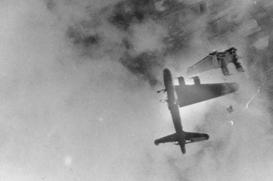 1945. B-17-es bombázó szárnyát veszti egy Messerschmitt Me-262 támadás során Németország felett..jpg