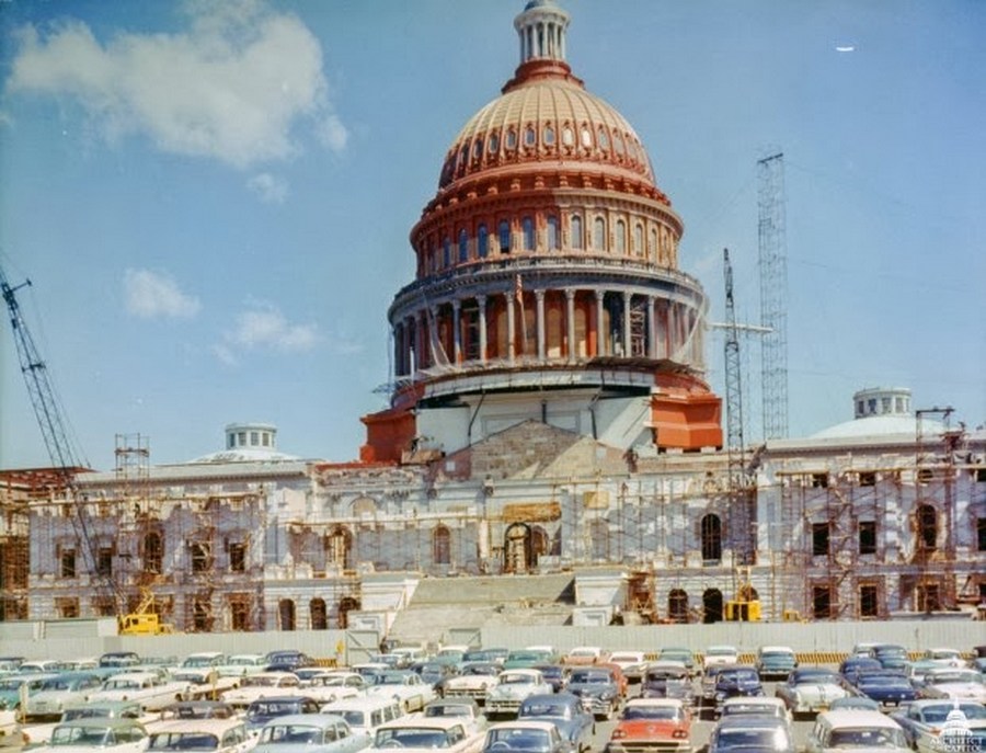 1959-60. Az amerikai Kapitólium felújítása során rozsdamentes vörösréz burkolatot kapott a fehérre festés előtt..jpg
