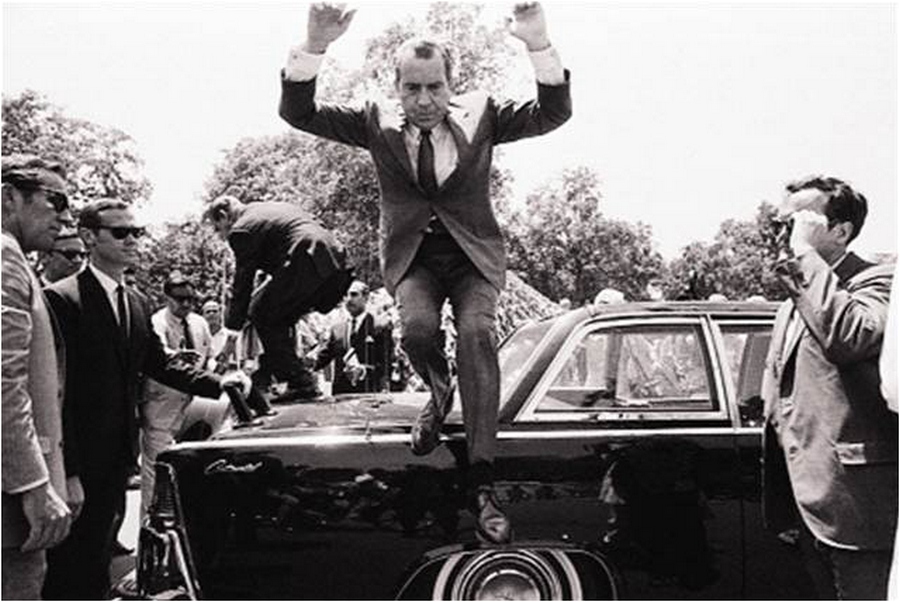 1969. Lahore, Pakisztán. Nixon amerikai elnök ugrik le az őt és a pakisztáni elnököt szállító limuzin csomagtartójáról. Háttérben a pakisztáni elnököt segítik le. Hogy miért másztak ki a nyitott tetőn.jpg