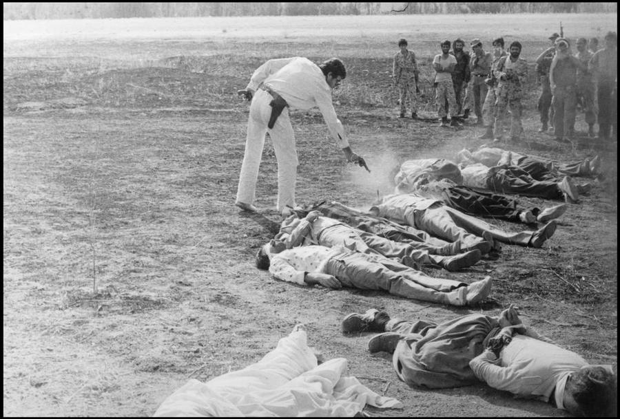1979. 11 - iszlám forradalom ellenes - kurd militáns kivégzése Iránban..jpg