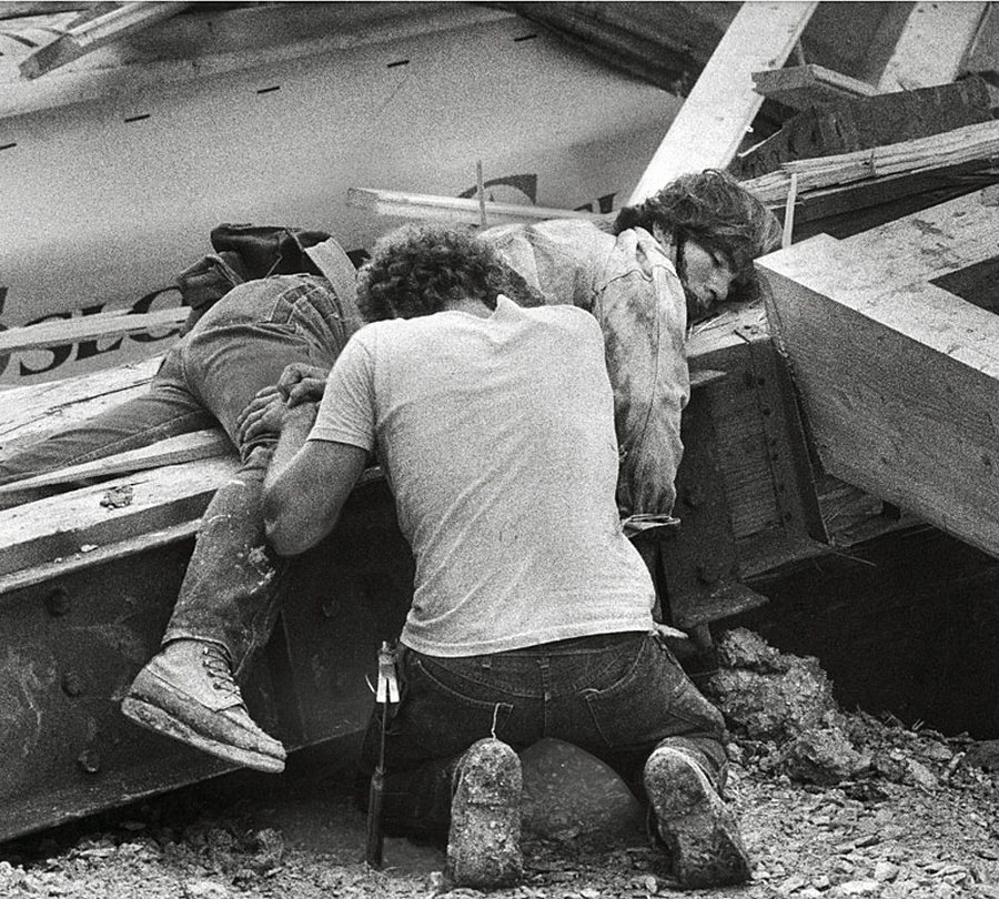 1979. Az illinios-i Rosemont Allstate Arena építése közben a tető leszakadt és megölt öt munkást. A képen az omlás utáni percekben egy munkás siratja halott társát..jpg