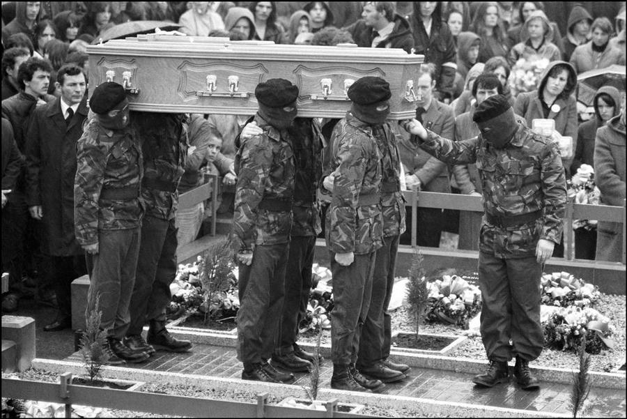 1981. Egy börtön-éhségsztrájkban meghalt Bobby Sands temetése Belfastban..jpg