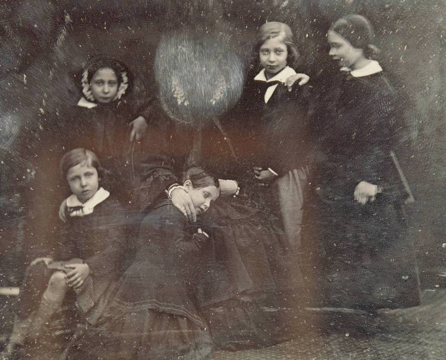 1852. Viktória királynő gyermekeivel. Saját arcát a királynő személyesen lekaparta, mert nem tetszett neki..jpg