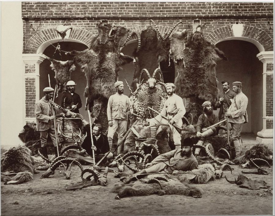 1869. Vadászok és trófeáik Indiában..jpg