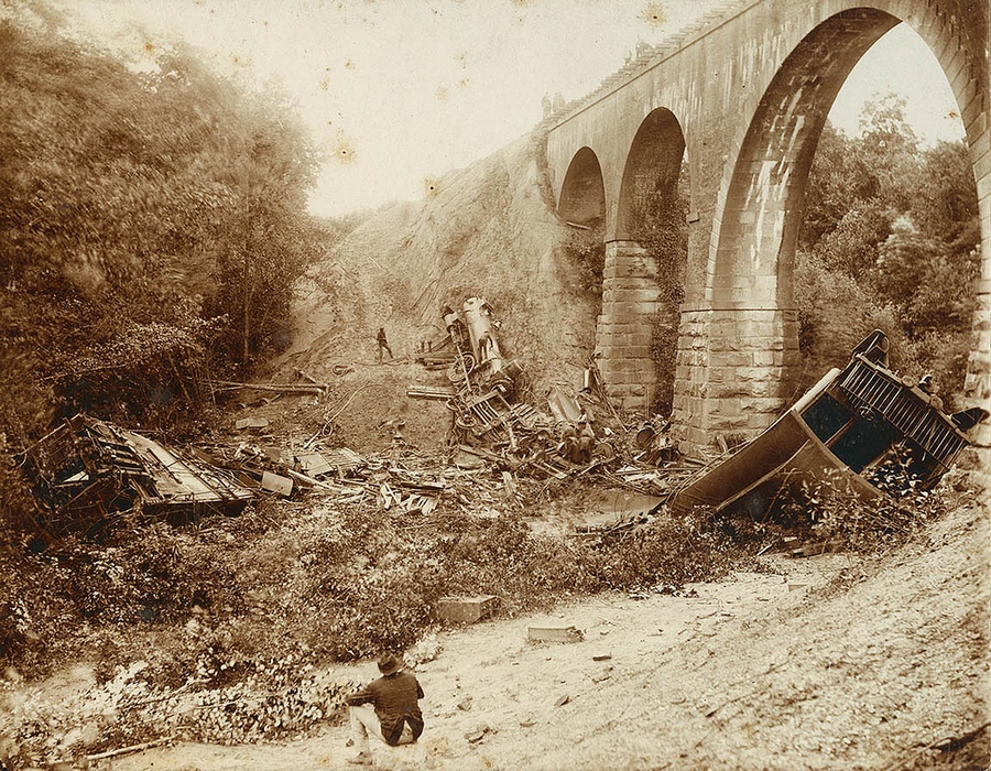 1891. Statesville mellett a Bostian-hídon kisiklott és lezuhant szerelvény volt Észak-Karolina legsúlyosabb vasúti balesete. 23-an haltak meg és 90-en sérültek meg..jpg