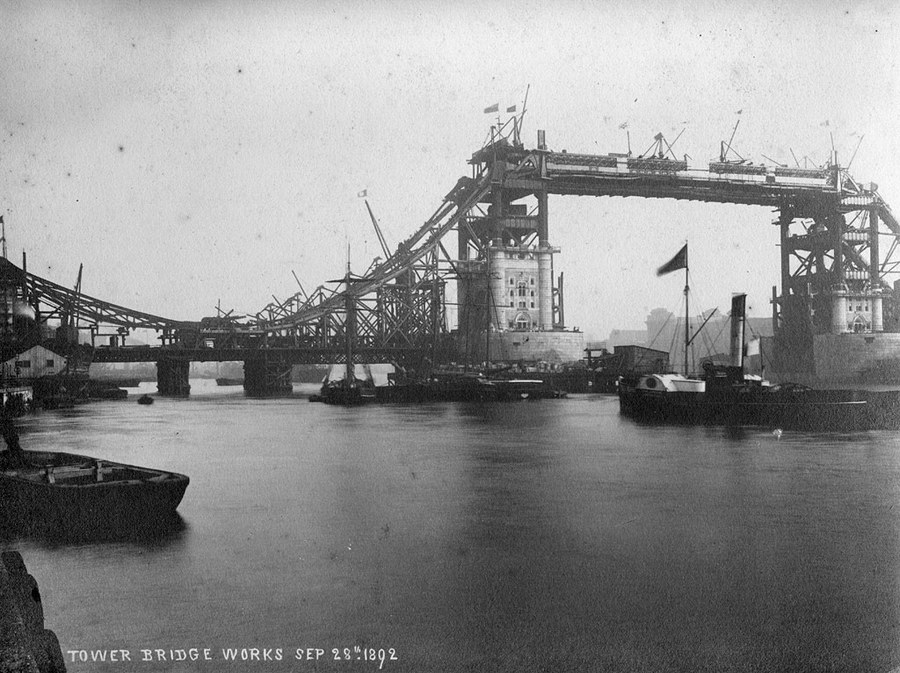 1892. A londoni Tower híd építése..jpg