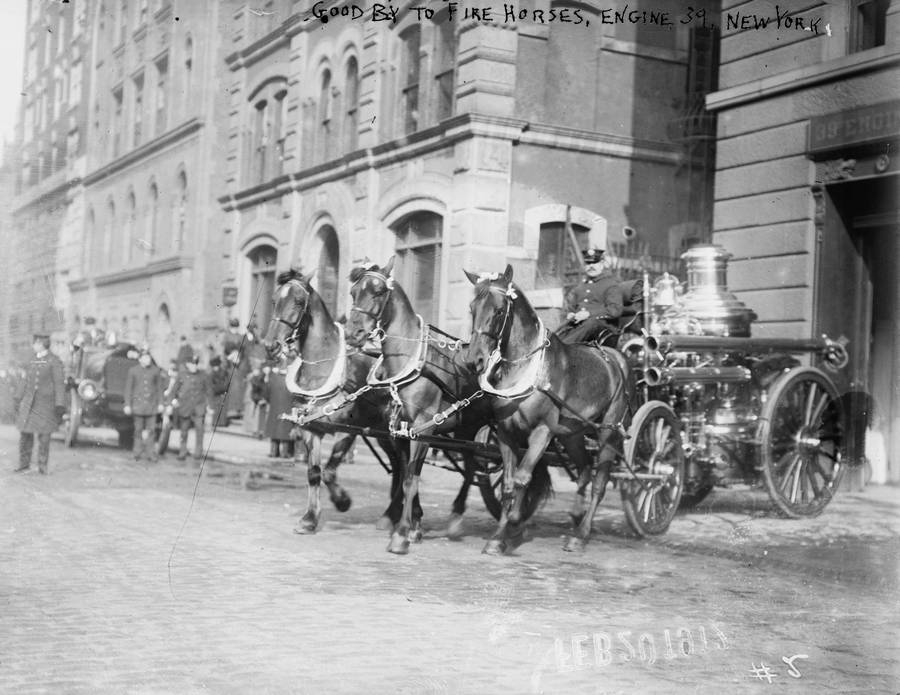 1912. A New York-i keleti 67-ik utcai tűzoltóörs fogata utoljára vonul bevetésre. Másnaptól gépkocsi váltotta fel..jpg