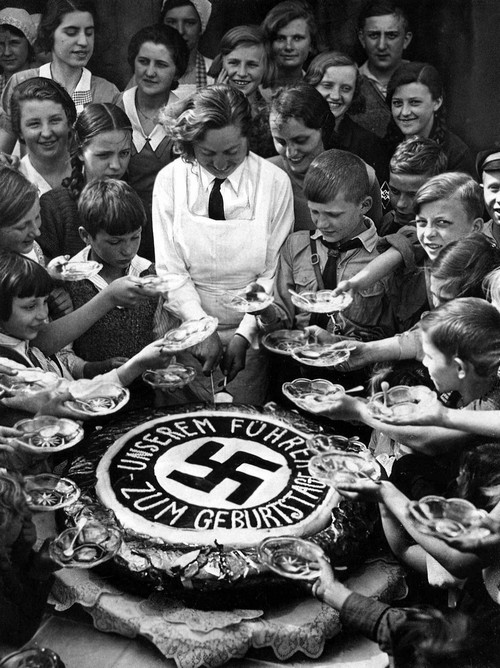 1934. Szegény gyerekenek osztanak tortát Hitler születésnapján..jpg