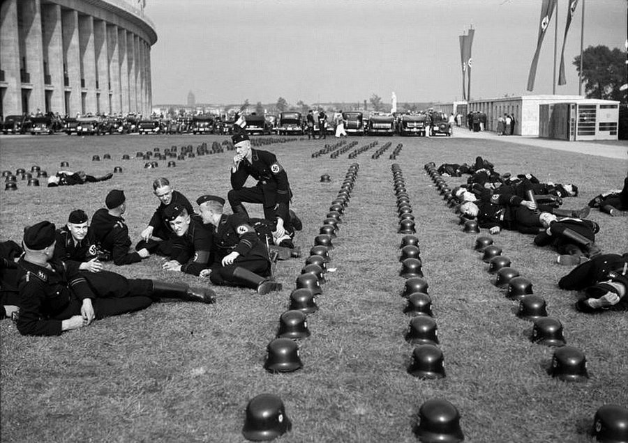 1936. SS csapatok pihenőn a berlini olimpia idején..jpg