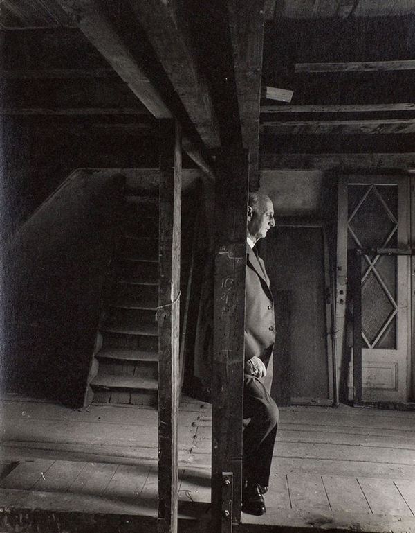 1960. Anna Frank édesapja Ott Frank, aki a családból egyedüliként maradt életben visszatért egykori házuk híres padlására..jpg