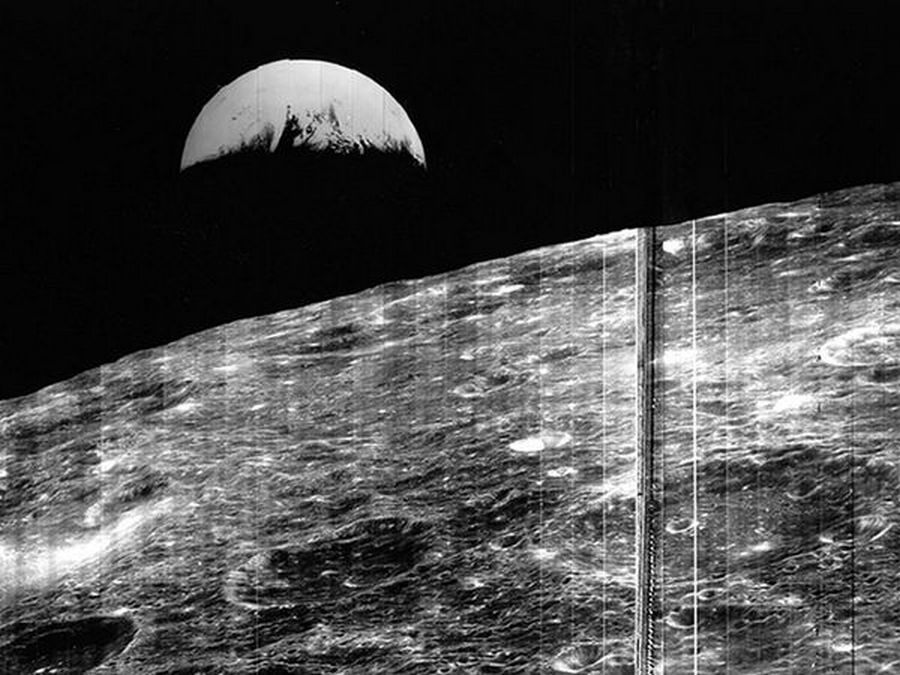 1966. augusztus 23. A 1966 Lunar Orbiter 1 első fotója a Földről, a Hold felszíne fölött..jpg
