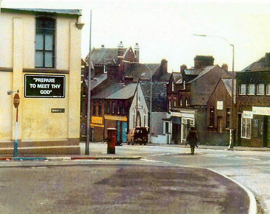 1970. Észak-Írország. Brit bombaszakértő tart a robbanóanyagot tartalmazó gépkocsi felé az üres utcán. A falon egy prófécia Készülf fel a találkozásra Isteneddel..jpg