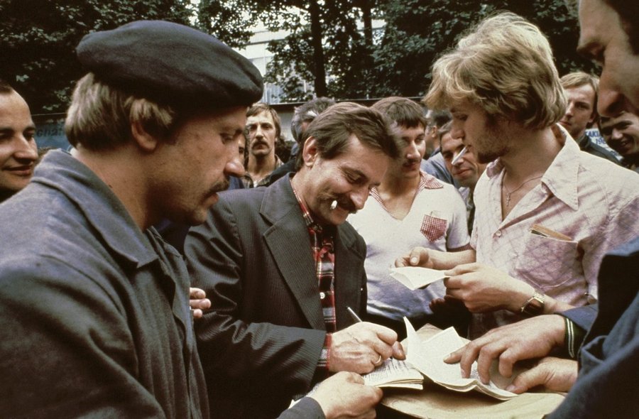 1980. A sztrájkvezető Lech Walesa ad autogramot a Lenin hajógyárban..jpg