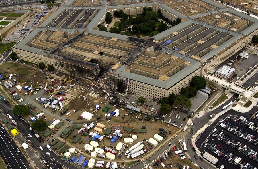2001. szeptember 13. A Pentagon épülete két nappal a támadás után..jpg