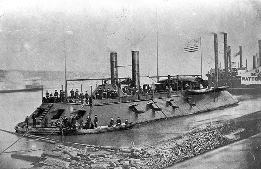 1872. Az USS Cairo a Mississippin..jpg