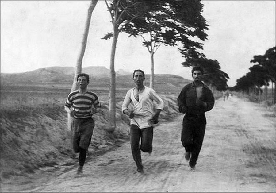 1896. Maratoni futók az első újkori oimpián Athénban..jpg