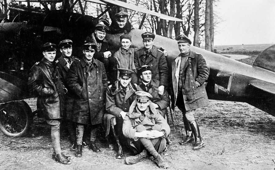 1917. Manfred von Richtofen (a gépben) a Vörös Báró..jpg