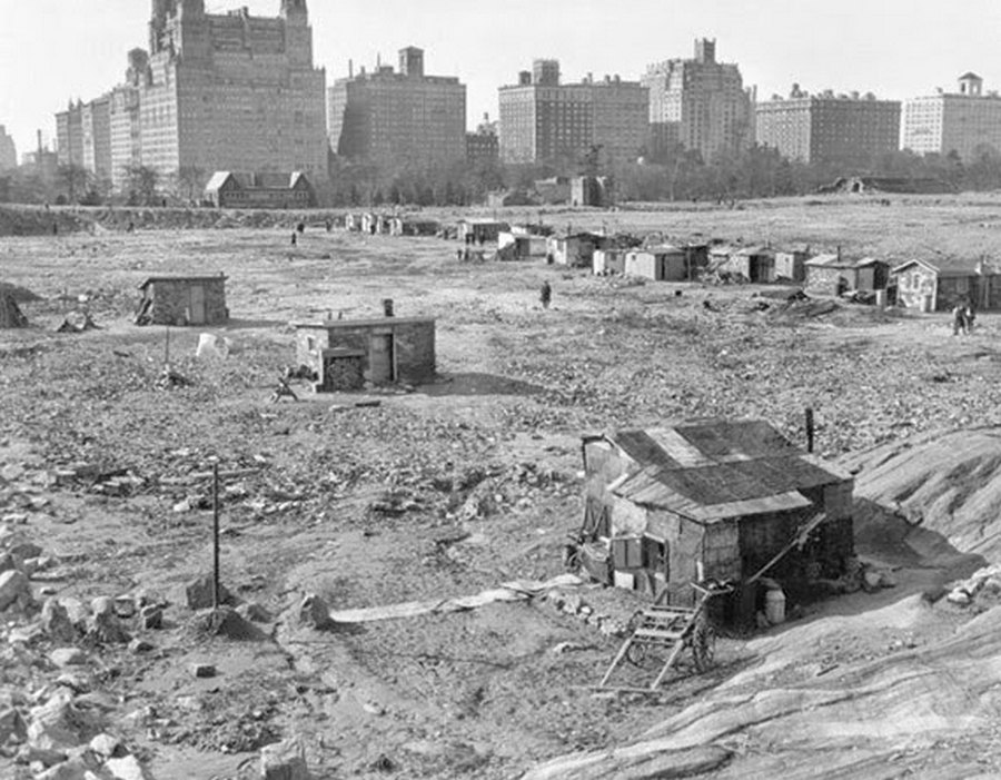 1930-as évek. Az 1870-es években átadott New York-i Central Park - köszönhetően a korrupt városvezetésnek - a harmincas évek elejére teljesen lepusztult. Ekkor az új vezetés szinte az alapoktól újraépítette. A képen a kiv.jpg