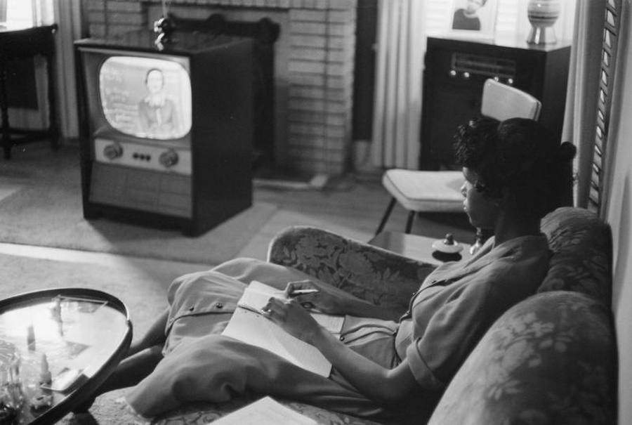 1958. Little Rock, Arkansas. Az első távoktatás! Igaz kényszer szülte. Fekete diáklány televízión keresztül hallgatja az előadást, miután a főiskolák bezártak a szegregáció ellenes tüntetések idején..jpg