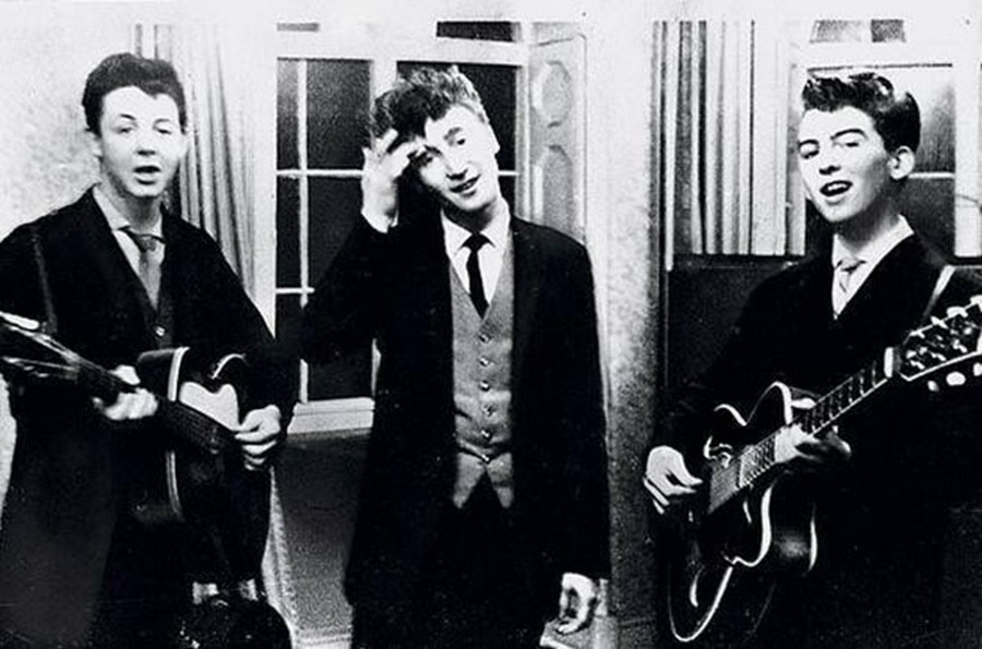 1958. Paul McCartney, John Lennon és George Harrison - még a Beatles előtt - egy esküvőn zenél..jpg